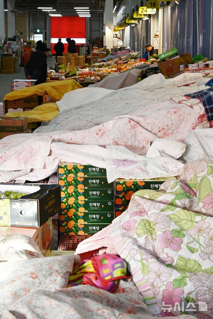 [수원=뉴시스] 김종택 기자 = 전국적으로 매서운 한파가 이어지고 있는 21일 경기 수원시 권선구 수원농수산물도매시장 과일동에 동파 방지를 위해 보온 담요가 씌워져 있다. 2026.01.21. jtk@newsis.com