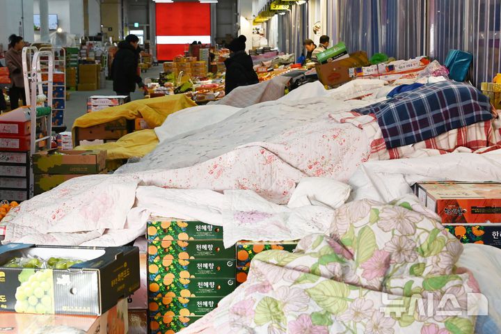 [수원=뉴시스] 김종택 기자 = 전국적으로 매서운 한파가 이어지고 있는 21일 경기 수원시 권선구 수원농수산물도매시장 과일동에 동파 방지를 위해 보온 담요가 씌워져 있다. 2026.01.21. jtk@newsis.com