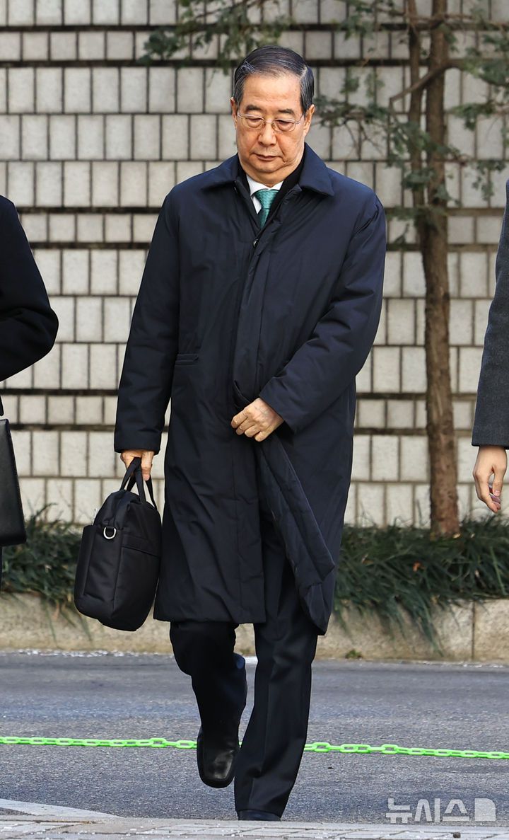 [서울=뉴시스] 최진석 기자 = 12·3 비상계엄 관련 내란 방조 등 혐의를 받는 한덕수 전 국무총리가 21일 서울 서초구 서울중앙지법에서 열린 1심 선고공판에 출석하고 있다. 2026.01.21. myjs@newsis.com