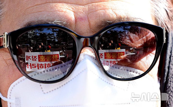 [대구=뉴시스] 이무열 기자 = 한동훈 전 국민의힘 대표 지지자들이 21일 대구 수성구 국민의힘 대구시당 앞에서 한 전 대표 제명 철회를 촉구하는 기자회견을 열고 구호를 외치고 있다. 2026.01.21. lmy@newsis.com