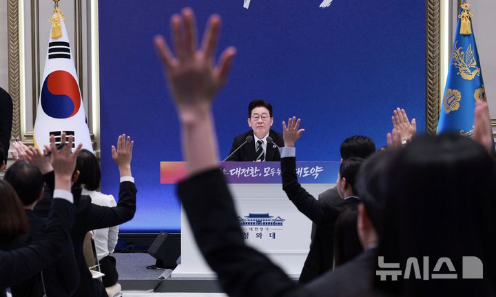 [서울=뉴시스] 고범준 기자 = 이재명 대통령이 21일 청와대 영빈관에서 열린 2026년 신년 기자회견에서 기자 질문을 받고 있다. 2026.01.21. bjko@newsis.com