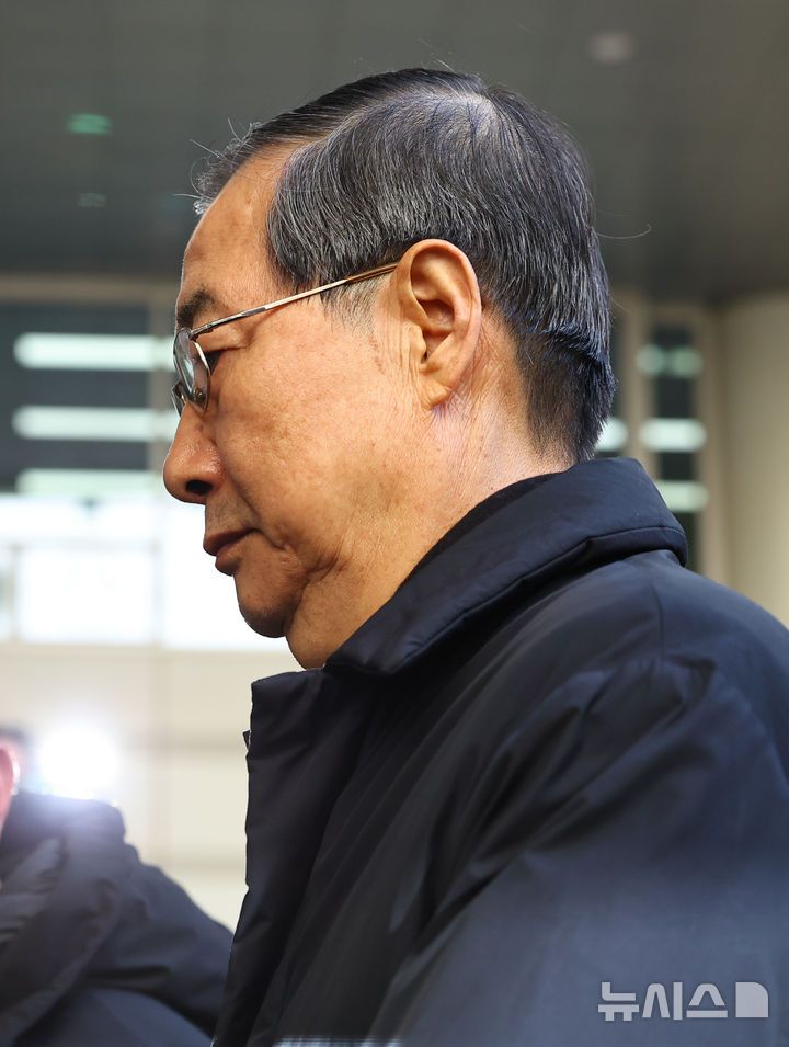 [서울=뉴시스] 최진석 기자 = 12·3 비상계엄 관련 내란 방조 등 혐의를 받는 한덕수 전 국무총리가 21일 서울 서초구 서울중앙지법에서 열린 1심 선고공판에 출석하고 있다. 2026.01.21. myjs@newsis.com