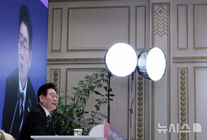 [서울=뉴시스] 고범준 기자 = 이재명 대통령이 21일 청와대 영빈관에서 열린 2026년 신년 기자회견에서 발언하고 있다. 2026.01.21. bjko@newsis.com