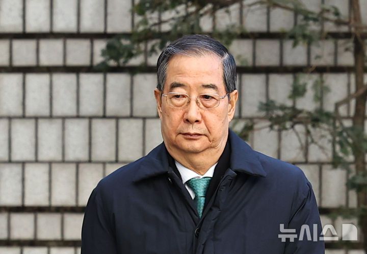 [서울=뉴시스] 최진석 기자 = 12·3 비상계엄 관련 내란 방조 등 혐의를 받는 한덕수 전 국무총리가 21일 서울 서초구 서울중앙지법에서 열린 1심 선고공판에 출석하고 있다. 2026.01.21. myjs@newsis.com