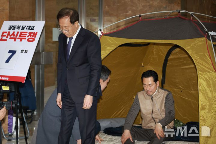 [서울=뉴시스] 고승민 기자 = 이석연 국민통합위원장이 21일 서울 여의도 국회 로텐더홀에서 이레째 단식농성중인 장동혁 국민의힘 대표를 만난 뒤 돌아서고 있다. 2026.01.21. kkssmm99@newsis.com