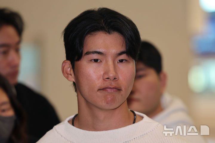 [인천공항=뉴시스] 권창회 기자 = 미국프로야구 메이저리그(MLB) LA다저스 김혜성이 21일 인천국제공항 제2여객터미널에서 출국하며 인터뷰하고 있다. 2026.01.21. kch0523@newsis.com