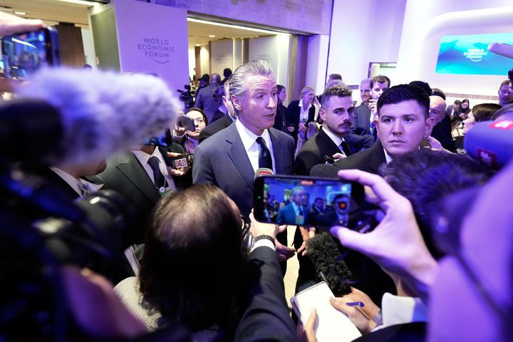 [다보스=AP/뉴시스] 스위스 다보스 포럼에서 21일 도널드 트럼프 대통령의 연설이 끝난 뒤 기자회견하는 개빈 뉴섬 캘리포니아 주지사. 2026. 01. 22.