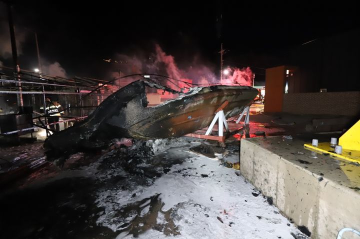 [거제=뉴시스] 신정철 기자= 21일 오후 7시 15분께 경남 거제시 거제면 산달길의 한 어민 쉼터 용도의 비닐하우스에서 불이 났다.사진은 육지에 올려진 1t급 레저 선박이 불타고 있는 모습.(사진=경남소방본부 제공).2026.01.22. photo@newsis.com *재판매 및 DB 금지