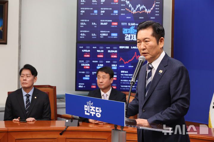 [서울=뉴시스] 조성봉 기자 = 정청래 더불어민주당 대표가 22일 오전 서울 여의도 국회에서 긴급기자회견을 열고 조국혁신당에 합당 제안을 하고 있다. 2026.01.22. suncho21@newsis.com