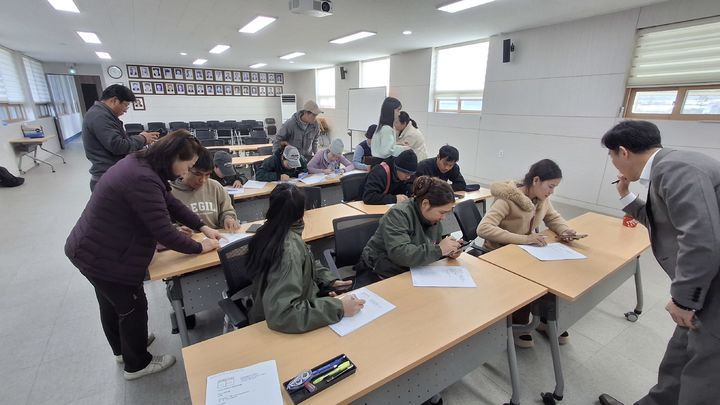 [고성(경남)=뉴시스] 신정철 기자= 경남 고성군은 외국인 계절근로자와 고용 농가를 위해 지난 20~21일 양일간 영오면 사무소와 나눔복지센터 주차장에서 운영한 ‘찾아가는 이동은행(무빙뱅크)’이 큰 호응을 얻었다고 22일 밝혔다. 사진은 BNK경남은행과 협업을 통해 해외송금 수수료 감면 및 환율 우대 혜택을 제공하고 있는 모습.(사진=고성군 제공).2026.01.22. photo@newsis.com *재판매 및 DB 금지