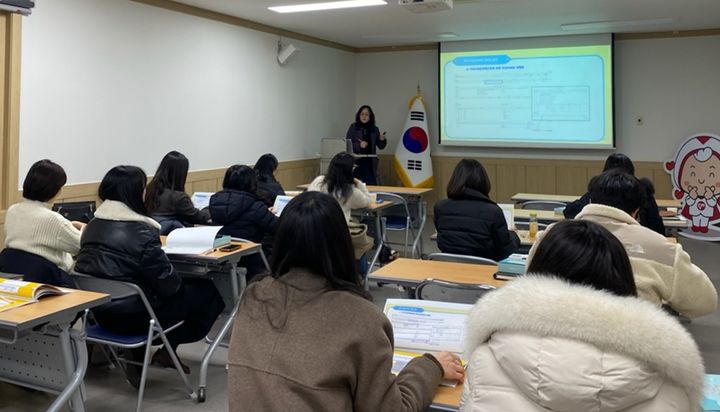 [창녕=뉴시스] 통합사례관리 시스템 길라잡이 교육을 하고 있다. (사진= 창녕군 제공) 2026.01.22. photo@newsis.com *재판매 및 DB 금지