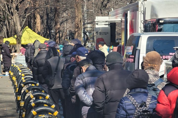[대구=뉴시스] 이상제 기자 = 22일 대구 달서구 두류네거리 인근 사랑해밥차 무료 급식소를 찾은 어르신들이 점심 배식을 받기 위해 줄을 서고 있다. 2026.01.22. king@newsis.com  *재판매 및 DB 금지