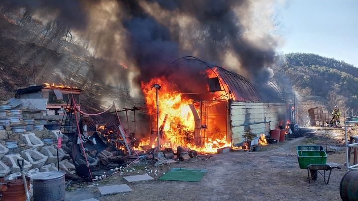 [진주=뉴시스]진주시 집현면 대암리 농막에서 화재.(사진=경남소방본부 제공).2026.01.22.photo@newsis.com *재판매 및 DB 금지