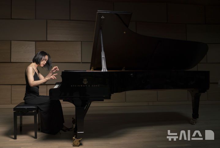 [서울=뉴시스]BBC심포니와 협연하는 피아니스트 손열음. (사진=성남아트센터 제공)