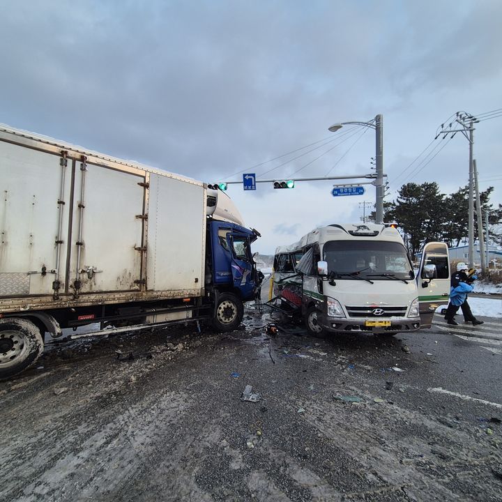 [군산=뉴시스] 블랙아이스로 인한 교통사고 모습. (사진=군산소방서 제공) 2026.01.22. photo@newsis.com *재판매 및 DB 금지