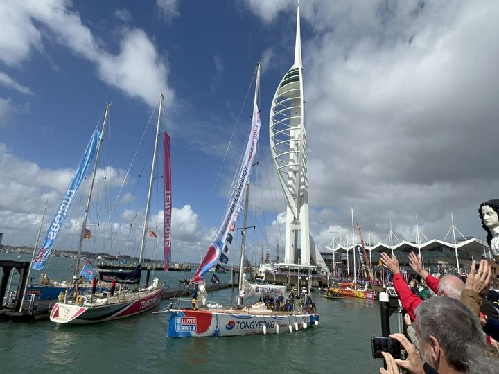 [통영=뉴시스] 신정철 기자= 경상남도와 통영시는 22일 오후 서울 한국프레스센터에서 기자회견을 열고 세계적인 해양스포츠 이벤트인 '2025-26 클리퍼 세계일주 요트대회' 및 기항지 행사 개최 계획과 함께 대한민국 최초로 추진 중인 ‘복합해양레저관광도시 조성사업’과의 연계 전략을 공개했다.사진은 '2025-26 클리퍼 세계일주 요트대회' 통영호 영국 출항 모습.(사진=통영시 제공).2026.01.22. photo@newsis.com *재판매 및 DB 금지