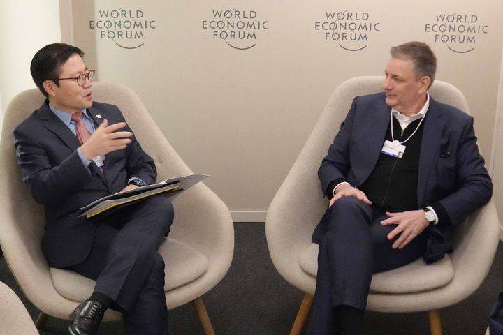 [서울=뉴시스] 여한구 산업통상부 통상교섭본부장이 20일(현지 시간) 스위스 다보스에서 카이 베크만 머크 CEO와 면담하고 있다. (사진=산업통상부 제공) 2026.01.22. photo@newsis.com *재판매 및 DB 금지