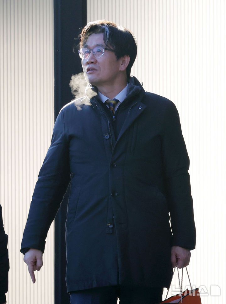 [과천=뉴시스] 홍효식 기자 = 오동운 고위공직자범죄수사처(공수처) 처장이 22일 오전 경기 과천시 정부과천청사 공수처로 출근하며 주변을 살펴보고 있다.이날은 국회 위증 혐의 수사를 지연시킨 혐의로 기소된 오동운 공수처장의 첫 재판이 열린다. 2026.01.22. yesphoto@newsis.com