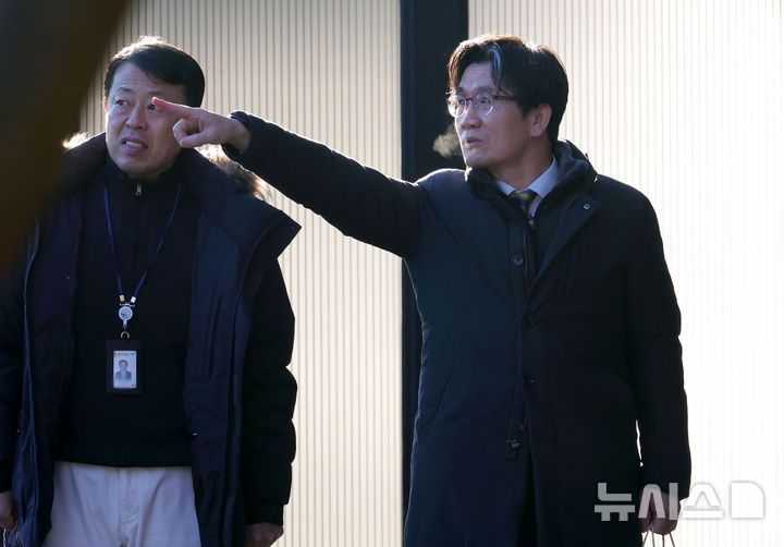 [과천=뉴시스] 홍효식 기자 = 오동운 고위공직자범죄수사처(공수처) 처장이 22일 오전 경기 과천시 정부과천청사 공수처로 출근하며 주변을 살펴보고 있다.이날은 국회 위증 혐의 수사를 지연시킨 혐의로 기소된 오동운 공수처장의 첫 재판이 열린다. 2026.01.22. yesphoto@newsis.com