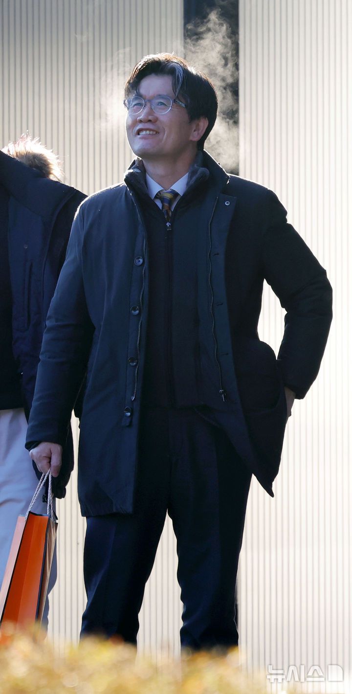 [과천=뉴시스] 홍효식 기자 = 오동운 고위공직자범죄수사처(공수처) 처장이 22일 오전 경기 과천시 정부과천청사 공수처로 출근하며 주변을 살펴보고 있다.이날은 국회 위증 혐의 수사를 지연시킨 혐의로 기소된 오동운 공수처장의 첫 재판이 열린다. 2026.01.22. yesphoto@newsis.com