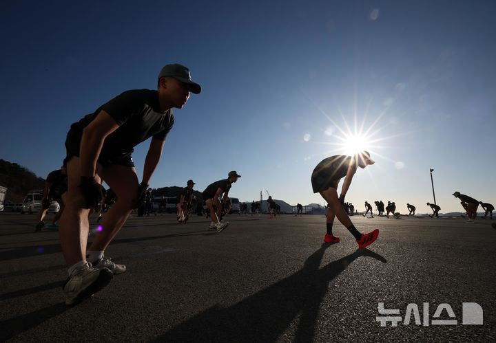 [창원=뉴시스] 정병혁 기자 = 해군 특수전전단 해난구조전대(SSU) 소속 심해잠수사들이  22일 경남 창원시 진해구 진해군항에서 열린 2026년 혹한기 내한훈련에서 SSU 특수체조를 하고 있다. 2026.01.22. jhope@newsis.com
