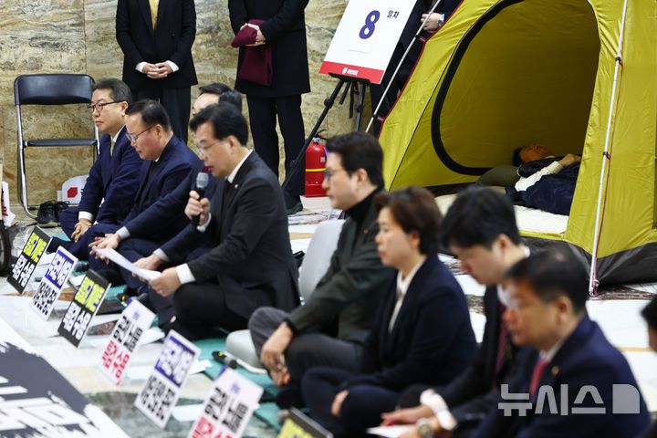[서울=뉴시스] 김명년 기자 = 통일교·공천헌금 '쌍특검' 수용을 촉구하며 여드레째 단식중인 장동혁 국민의힘 대표가 21일 서울 여의도 국회 로텐더홀 농성장 앞에서 열린 최고위원회의에 불참한 채 텐트에 누워있다. 2026.01.22. kmn@newsis.com