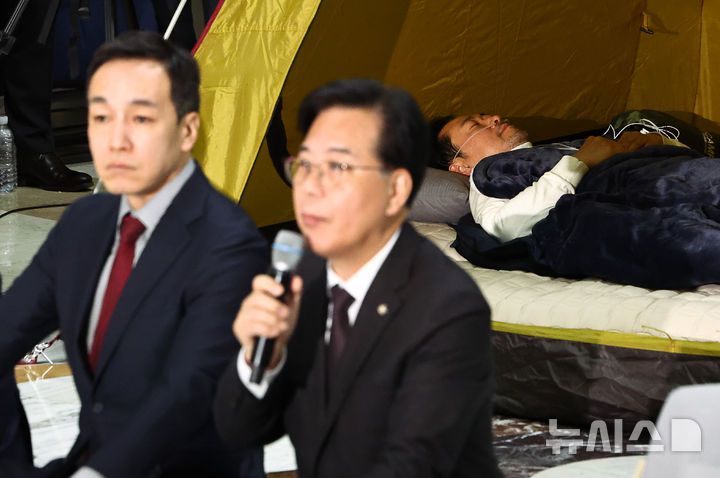 [서울=뉴시스] 김명년 기자 = 통일교·공천헌금 '쌍특검' 수용을 촉구하며 여드레째 단식중인 장동혁 국민의힘 대표가 21일 서울 여의도 국회 로텐더홀 농성장 앞에서 열린 최고위원회의에 불참한 채 텐트에 누워있다. 2026.01.22. kmn@newsis.com