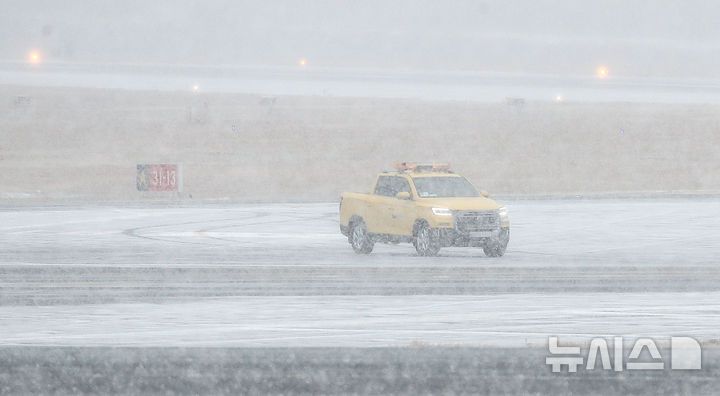 [제주=뉴시스] 우장호 기자 = 대설특보가 내려진 22일 오전 제주국제공항에 강한 눈이 내리자 활주로 노면 결빙 상태를 파악하기 위해 한국공항공사 차량이 이동하고 있다. 2026.01.22. woo1223@newsis.com