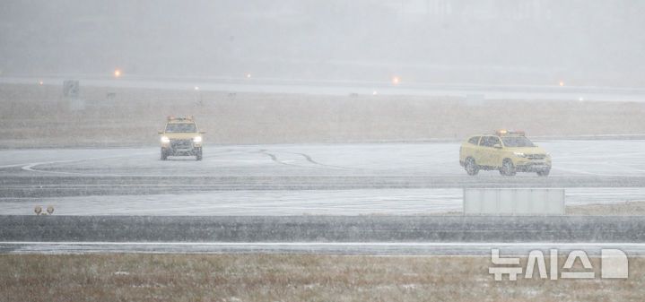 [제주=뉴시스] 우장호 기자 = 대설특보가 내려진 22일 오전 제주국제공항에 강한 눈이 내리자 활주로 노면 결빙 상태를 파악하기 위해 한국공항공사 차량이 이동하고 있다. 2026.01.22. woo1223@newsis.com