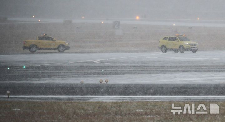 [제주=뉴시스] 우장호 기자 = 대설특보가 내려진 22일 오전 제주국제공항에 강한 눈이 내리자 활주로 노면 결빙 상태를 파악하기 위해 한국공항공사 차량이 이동하고 있다. 2026.01.22. woo1223@newsis.com