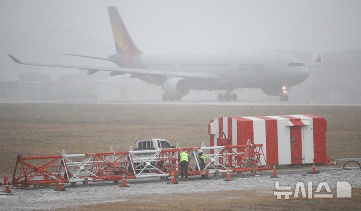 [제주=뉴시스] 우장호 기자 = 대설특보가 내려진 22일 오전 제주국제공항에서 항공기가 강한 눈보라를 뚫으며 이동하고 있다. 2026.01.22. woo1223@newsis.com