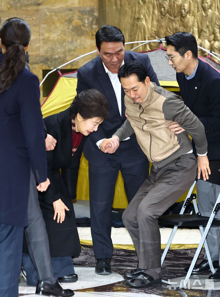 [서울=뉴시스] 김명년 기자 = 박근혜 전 대통령이 22일 서울 여의도 국회 로텐더홀 에서 통일교·공천헌금 '쌍특검' 수용을 촉구하며 단식농성중인 장동혁 국민의힘 대표를 찾아 자리에 앉고 있다. 2026.01.22. kmn@newsis.com