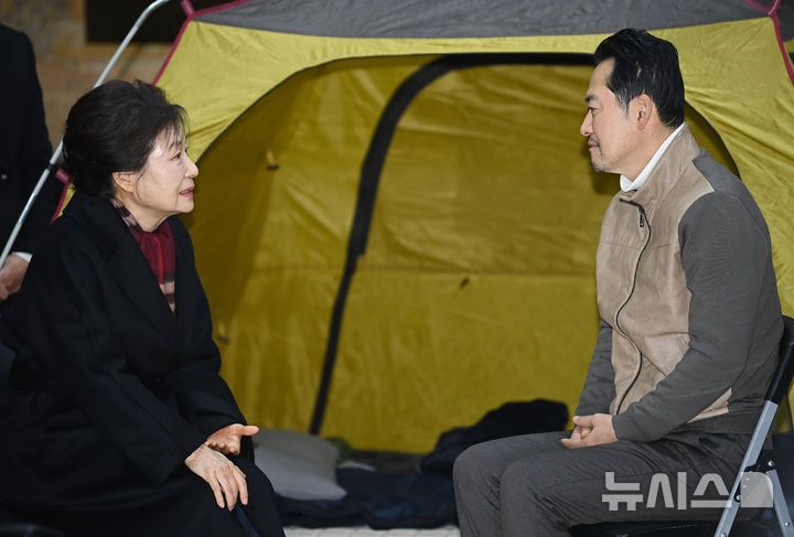 [서울=뉴시스] 김명년 기자 = 박근혜 전 대통령이 22일 서울 여의도 국회 로텐더홀에서 통일교게이트·더불어민주당공천뇌물 '쌍특검' 수용을 요구하며 8일째 단식 중인 장동혁 국민의힘 대표를 찾아 대화하고 있다. (공동취재) 2026.01.22. photo@newsis.com