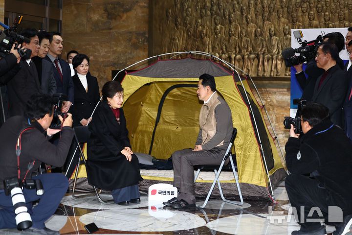 [서울=뉴시스] 김명년 기자 = 박근혜 전 대통령이 22일 서울 여의도 국회 로텐더홀 에서 통일교·공천헌금 '쌍특검' 수용을 촉구하며 단식농성중인 장동혁 국민의힘 대표를 찾아 대화를 나누고 있다. 2026.01.22. kmn@newsis.com