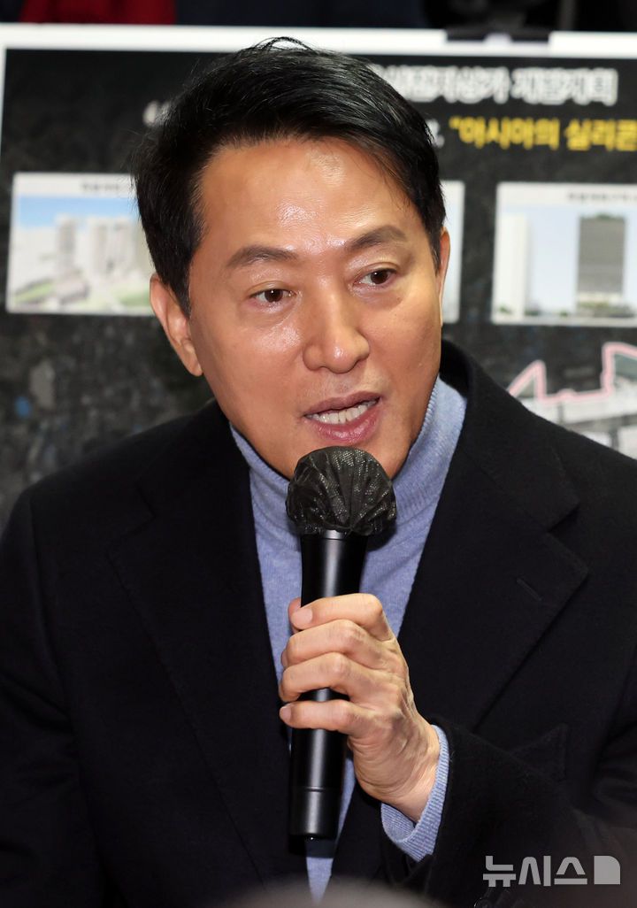 [서울=뉴시스] 배훈식 기자 = 용산전자상가 현장 방문에 나선 오세훈 서울시장이 22일 오전 서울 용산구 선인상가에서 열린 상가 소유자, 상인 및 지역주민 등과의 간담회에서 발언하고 있다. 2026.01.22. dahora83@newsis.com