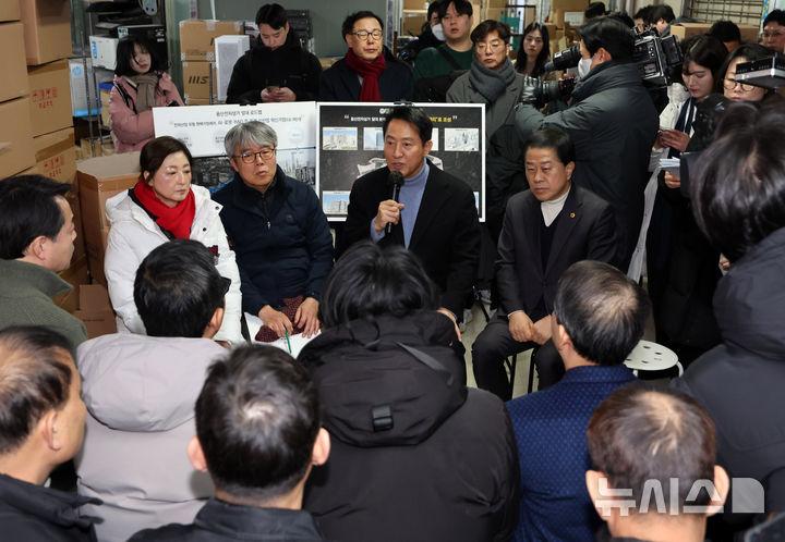 [서울=뉴시스] 배훈식 기자 = 용산전자상가 현장 방문에 나선 오세훈 서울시장이 22일 오전 서울 용산구 선인상가에서 상가 소유자, 상인 및 지역주민 등과 간담회를 하고 있다. 2026.01.22. dahora83@newsis.com