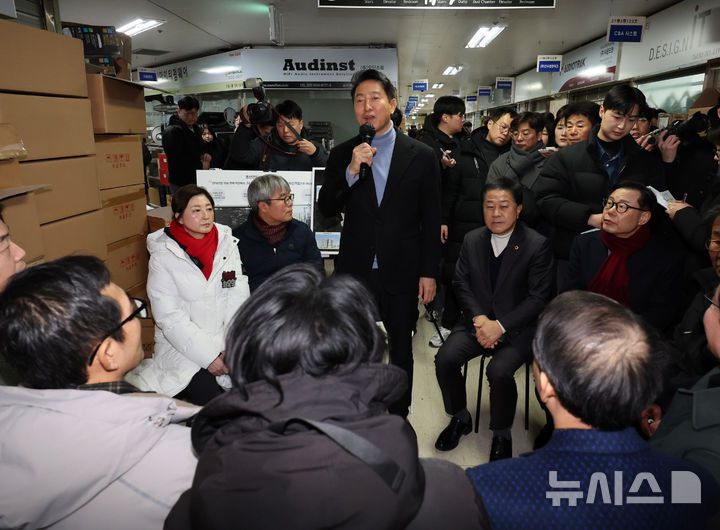 [서울=뉴시스] 배훈식 기자 = 용산전자상가 현장 방문에 나선 오세훈 서울시장이 22일 오전 서울 용산구 선인상가에서 상가 소유자, 상인 및 지역주민 등과 간담회를 하고 있다. 2026.01.22. dahora83@newsis.com