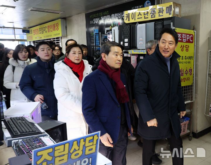 [서울=뉴시스] 배훈식 기자 = 오세훈 서울시장이 22일 오전 서울 용산구 선인상가를 둘러보고 있다. 2026.01.22. dahora83@newsis.com