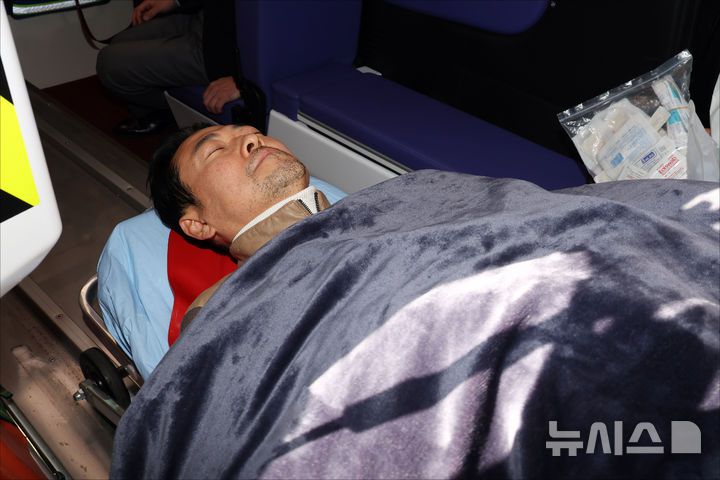 [서울=뉴시스] 고승민 기자= '통일교·공천헌금' 쌍특검법 수용을 촉구하며 단식을 시작한 장동혁 국민의힘 대표가 22일 서울 여의도 국회에서 단식 8일 만에 박근혜 전 대통령의 단식 중단 권고를 받아들이며 단식을 중단하고 병원으로 이송되고 있다.(공동취재) 2026.01.22. photo@newsis.com