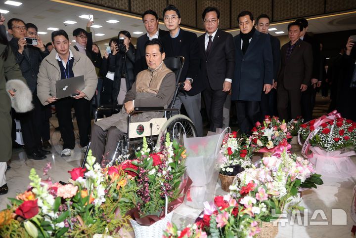 [서울=뉴시스] 고승민 기자= '통일교·공천헌금' 쌍특검법 수용을 촉구하며 단식을 시작한 장동혁 국민의힘 대표가 22일 서울 여의도 국회에서 단식 8일 만에 박근혜 전 대통령의 단식 중단 권고를 받아들이며 단식을 중단하고 병원으로 이송되고 있다.(공동취재) 2026.01.22. photo@newsis.com