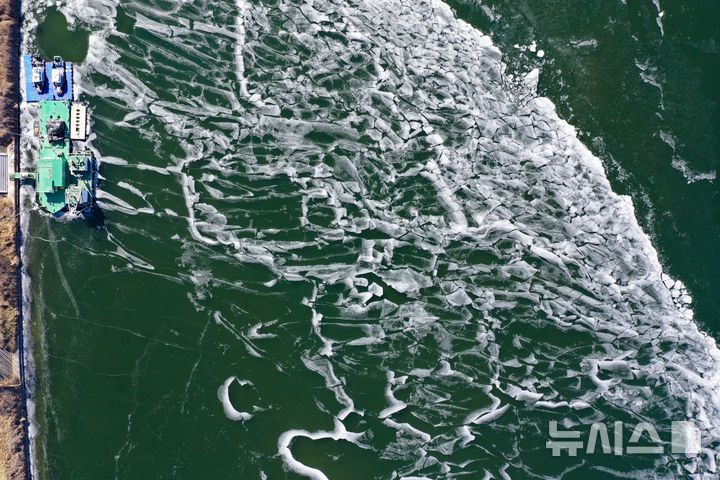 [서울=뉴시스] 황준선 기자 = 한파가 지속되고 있는 22일 서울 강동구 광나루 한강변의 강물이 얼어 있다. 2026.01.22. hwang@newsis.com