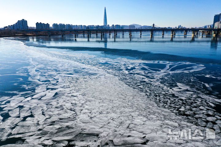 [서울=뉴시스] 황준선 기자 = 한파가 지속되고 있는 22일 서울 강동구 광나루 한강변의 강물이 얼어 있다. 2026.01.22. hwang@newsis.com