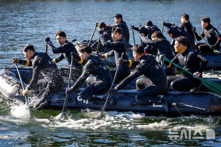 [창원=뉴시스] 정병혁 기자 = 해군 특수전전단 해난구조전대(SSU) 소속 심해잠수사들이  22일 경남 창원시 진해구 진해군항에서 열린 2026년 혹한기 내한훈련에서 고무보트 패들링를 하고 있다. 2026.01.22. jhope@newsis.com