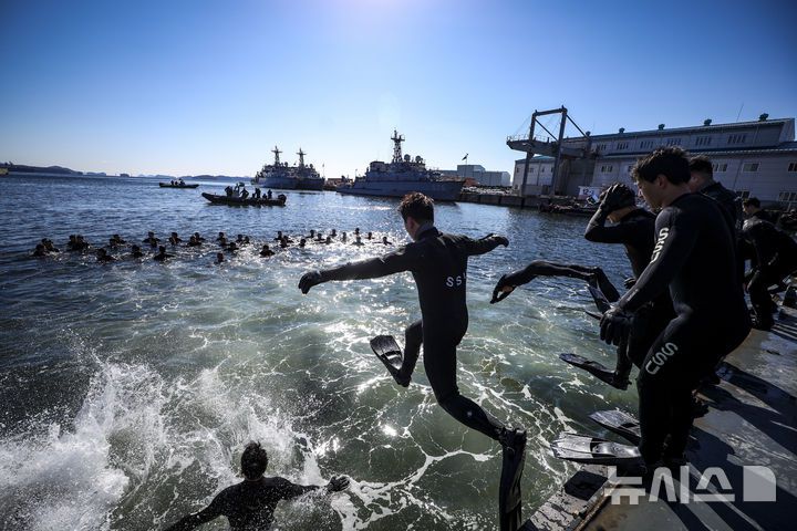 [창원=뉴시스] 정병혁 기자 = 해군 특수전전단 해난구조전대(SSU) 소속 심해잠수사들이  22일 경남 창원시 진해구 진해군항에서 열린 2026년 혹한기 내한훈련에서 바다에 입수하고 있다. 2026.01.22. jhope@newsis.com