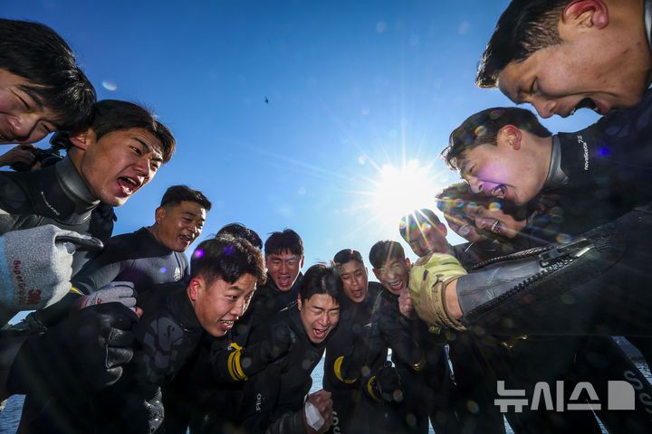 [창원=뉴시스] 정병혁 기자 = 해군 특수전전단 해난구조전대(SSU) 소속 심해잠수사들이  22일 경남 창원시 진해구 진해군항에서 열린 2026년 혹한기 내한훈련에서 고무보트 패들링를 마친 뒤 화이팅을 외치고 있다. 2026.01.22. jhope@newsis.com