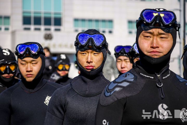 [창원=뉴시스] 정병혁 기자 = 해군 특수전전단 해난구조전대(SSU) 소속 심해잠수사들이  22일 경남 창원시 진해구 진해군항에서 열린 2026년 혹한기 내한훈련에서 오리발 수영을 위해 준비하고 있다. 2026.01.22. jhope@newsis.com