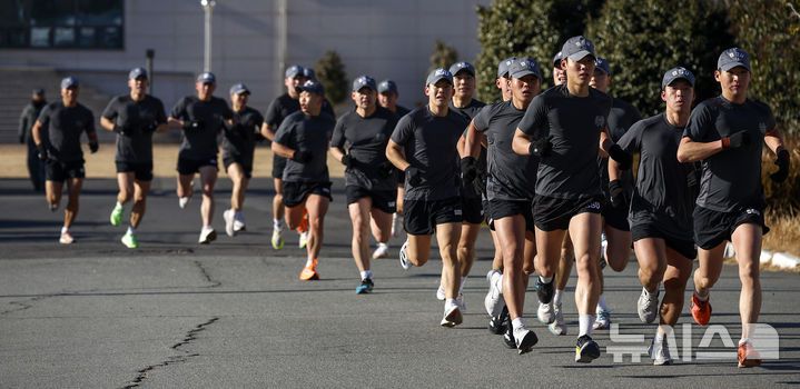 [창원=뉴시스] 정병혁 기자 = 해군 특수전전단 해난구조전대(SSU) 소속 심해잠수사들이  22일 경남 창원시 진해구 진해군항에서 열린 2026년 혹한기 내한훈련에서 경쟁달리기를 하고 있다. 2026.01.22. jhope@newsis.com