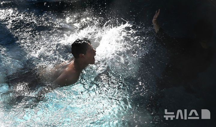 [용인=뉴시스] 김종택 기자 = 전국적으로 매서운 한파가 이어지고 있는 22일 경기 용인시 캐리비안 베이를 찾은 시민들이 수증기가 피어 오르는 야외 유수풀에서 즐거운 시간을 보내고 있다. 2026.01.22. jtk@newsis.com