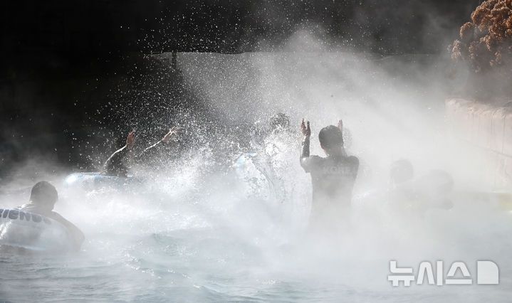 [용인=뉴시스] 김종택 기자 = 전국적으로 매서운 한파가 이어지고 있는 22일 경기 용인시 캐리비안 베이를 찾은 시민들이 수증기가 피어 오르는 야외 유수풀에서 즐거운 시간을 보내고 있다. 2026.01.22. jtk@newsis.com