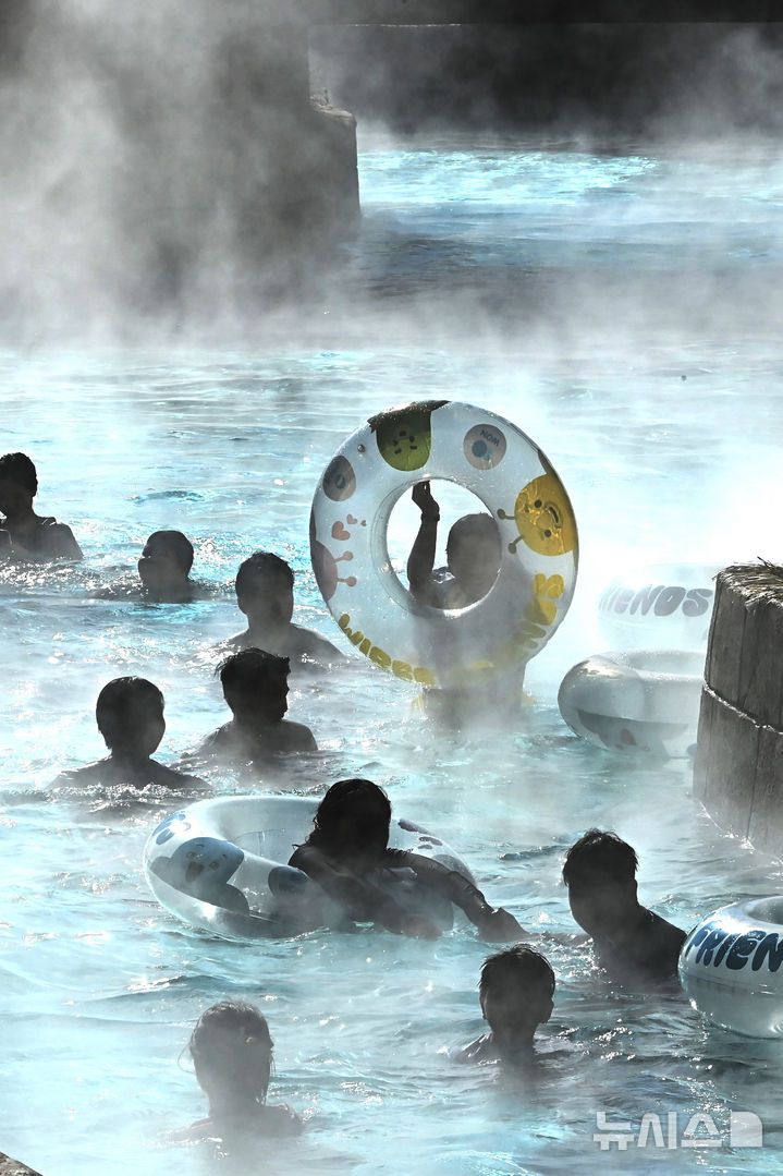 [용인=뉴시스] 김종택 기자 = 전국적으로 매서운 한파가 이어지고 있는 22일 경기 용인시 캐리비안 베이를 찾은 시민들이 수증기가 피어 오르는 야외 유수풀에서 즐거운 시간을 보내고 있다. 2026.01.22. jtk@newsis.com
